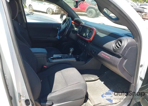 2017 Toyota Tacoma Trd Off Road z USA, uszkodzony, nr VIN 5TFCZ5AN4HX050445